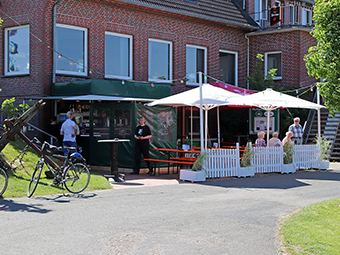 Biergarten Achter Deck in Fedderwardersiel.