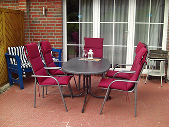 Terrasse mit viel Platz für das Familiengrillen.